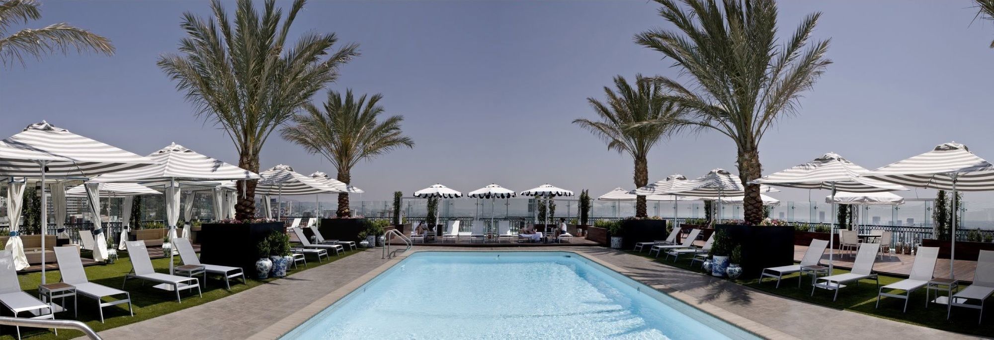The London West Hollywood At Beverly Hills Luaran gambar The rooftop pool at the Standard