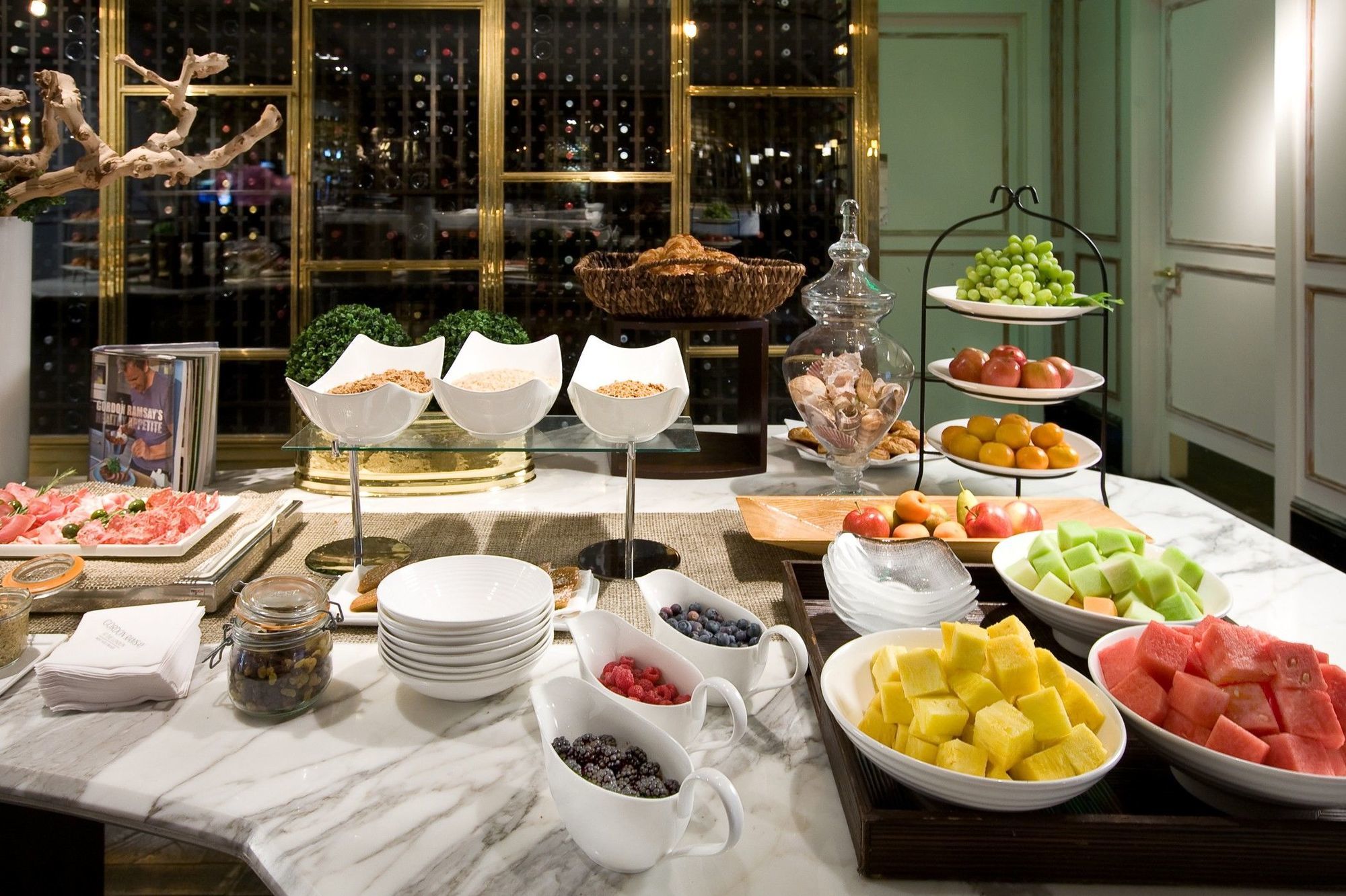 The London West Hollywood At Beverly Hills Restoran gambar A fruit buffet