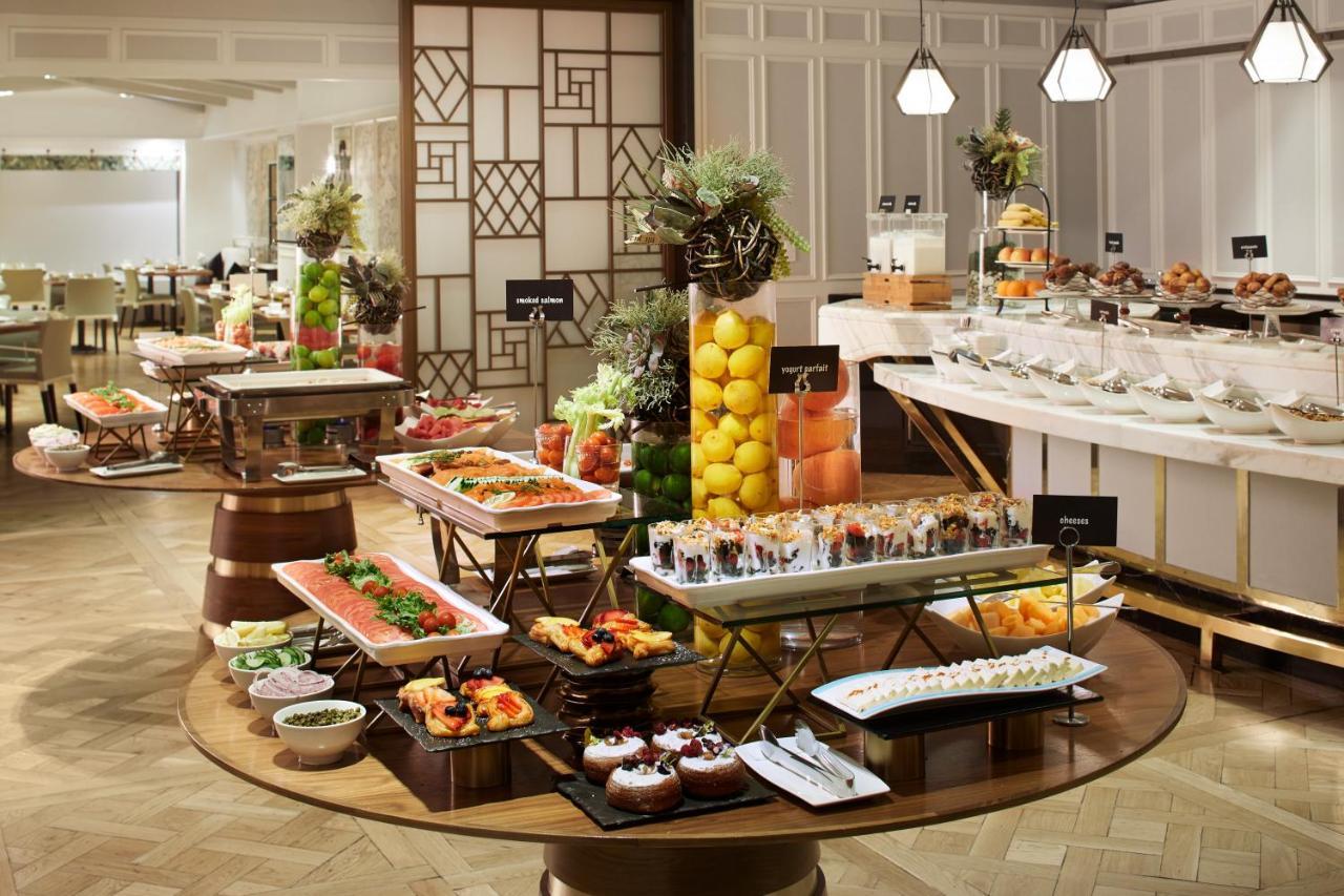 The London West Hollywood At Beverly Hills Luaran gambar A buffet at a hotel