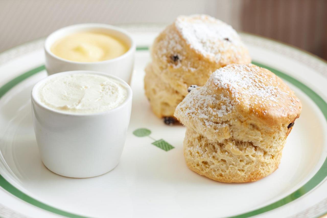 The London West Hollywood At Beverly Hills Luaran gambar Scones with clotted cream and jam